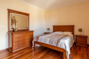 2 bedrooms, iron/ironing board, free cots/infant beds, free WiFi - Garajau View (Santa Cruz)