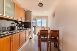 Grand réfrigérateur, micro-ondes, four, plaque de cuisson