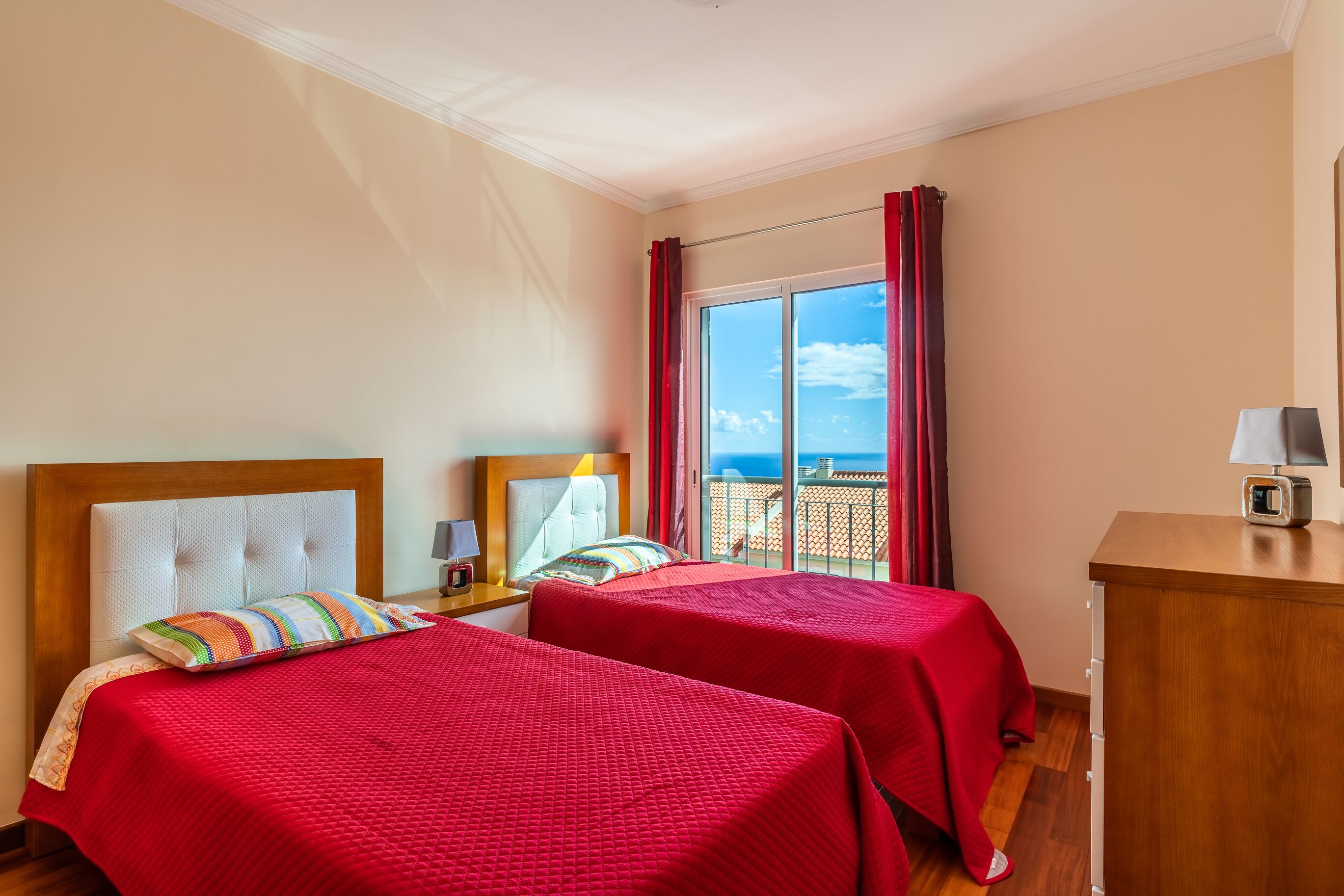 2 عدّة غرف نوم ومكواة/لوح كي وأسرّة أطفال/رضّع (مجانًا) وواي فاي مجانًا