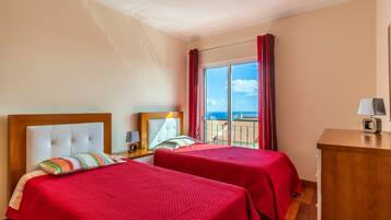 2 عدّة غرف نوم ومكواة/لوح كي وأسرّة أطفال/رضّع (مجانًا) وواي فاي مجانًا