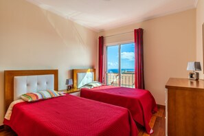 2 chambres, fer et planche à repasser, lits bébé (gratuits)