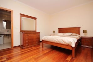 Appartement, 2 chambres, terrasse | 2 chambres, fer et planche à repasser, lits bébé (gratuits)