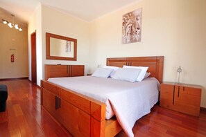 Huis, 2 slaapkamers, terras, uitzicht op zee | 2 slaapkamers, een strijkplank/strijkijzer, gratis babybedden