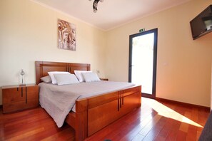 Ferienhaus, 2 Schlafzimmer, Terrasse, Meerblick | 2 Schlafzimmer, Bügeleisen/Bügelbrett, kostenlose Babybetten