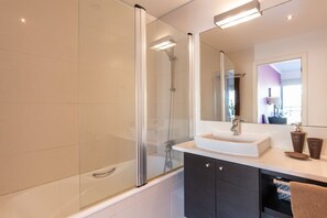 Ensemble douche/baignoire, sèche-cheveux, serviettes fournies, savon