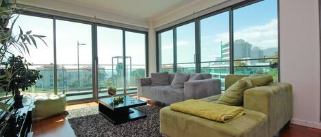 Departamento, 1 habitación, vista a la alberca | Área de sala de estar | Televisión de pantalla plana