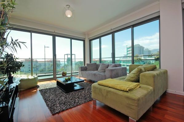 Apartment, 1 Schlafzimmer, Poolblick | Wohnbereich | Flachbildfernseher