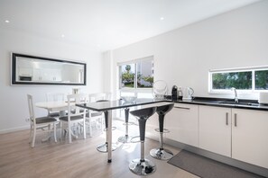 公寓, 2 间卧室, 阳台, 海景 | 客房内用餐