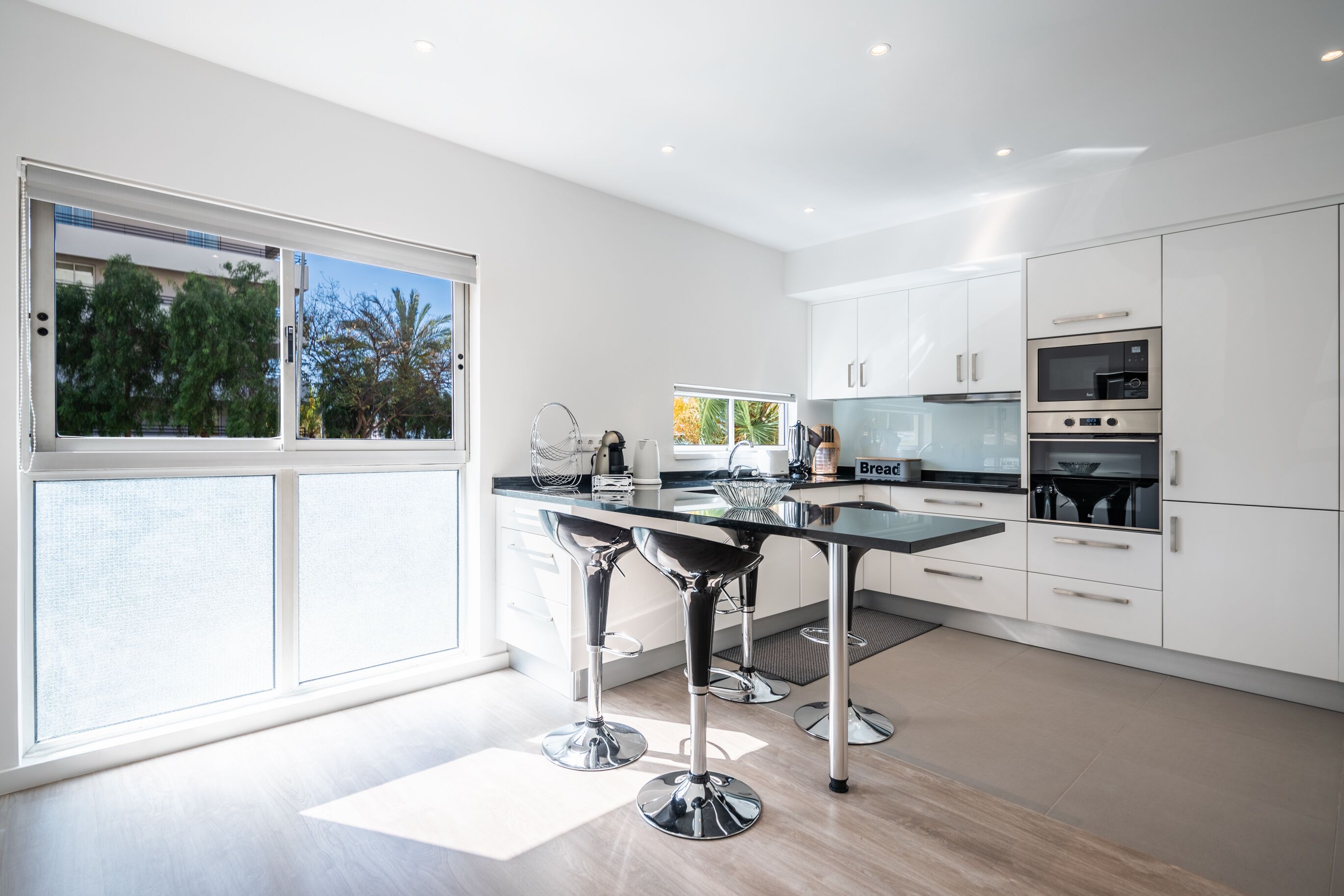 Apartamento, 2 quartos, sacada, vista para o mar | Cozinha privada | Geladeira grande, micro-ondas, fogão, cooktop