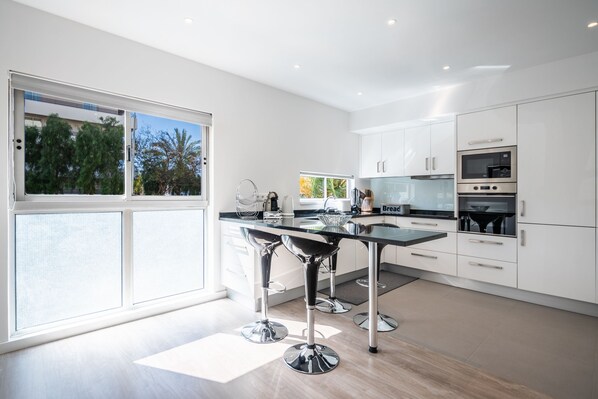 公寓, 2 间卧室, 阳台, 海景 | 私人厨房 | 大冰箱、微波炉、烤箱、炉灶