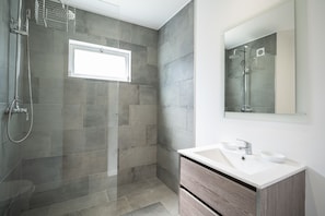 Apartment, 2 Bedrooms, Balcony, Sea View | Bathroom | Shower, hair dryer, towels, soap - Piornais Apartment (Funchal)