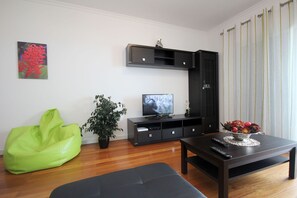 Apartment, 3 Schlafzimmer, Terrasse, Meerblick | Wohnbereich | Flachbildfernseher