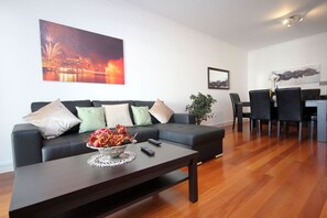 Apartment, 3 Schlafzimmer, Terrasse, Meerblick | Wohnbereich | Flachbildfernseher