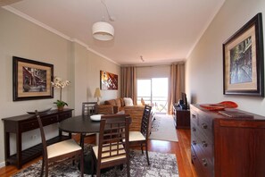 Apartment, 2 Schlafzimmer, Balkon, Meerblick | Wohnbereich | Flachbildfernseher, DVD-Player