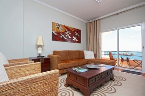 Apartment, 2 Schlafzimmer, Balkon, Meerblick | Wohnzimmer | Flachbildfernseher, DVD-Player