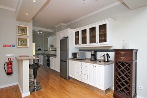 Apartment, 2 Schlafzimmer, Balkon, Meerblick | Eigene Küche | Großer Kühlschrank, Mikrowelle, Ofen, Herdplatte