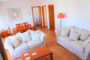 Leilighet (3 Bedrooms) | Oppholdsrom | TV