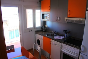 Apartment (3 Bedrooms) | Private kitchen | Fridge, microwave, oven, stovetop - Casa Mika Oliastur 25 El Cotillo (La Oliva)