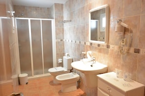 Departamento (2 Bedrooms) | Baño | Regadera y toallas