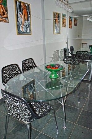 Leilighet (2 Bedrooms) | Eget kjøkken | Kjøleskap, mikrobølgeovn, ovn og oppvaskmaskin