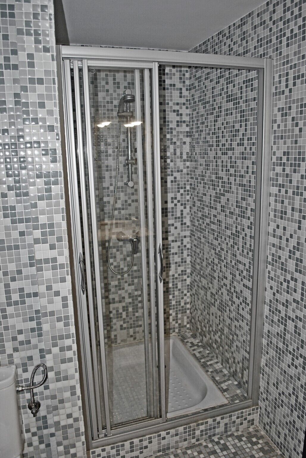 Apartamento (2 Bedrooms) | Baño | Ducha, bidé y toallas