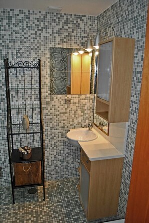 Departamento (2 Bedrooms) | Baño | Regadera, bidet, toallas 