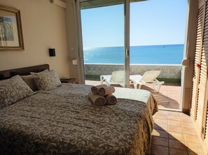 2 bedrooms, iron/ironing board, WiFi