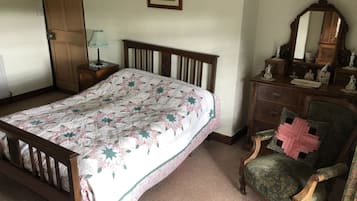 Double Room, Private Bathroom | Dihias secara berasingan, dilengkapkan perabot secara berasingan
