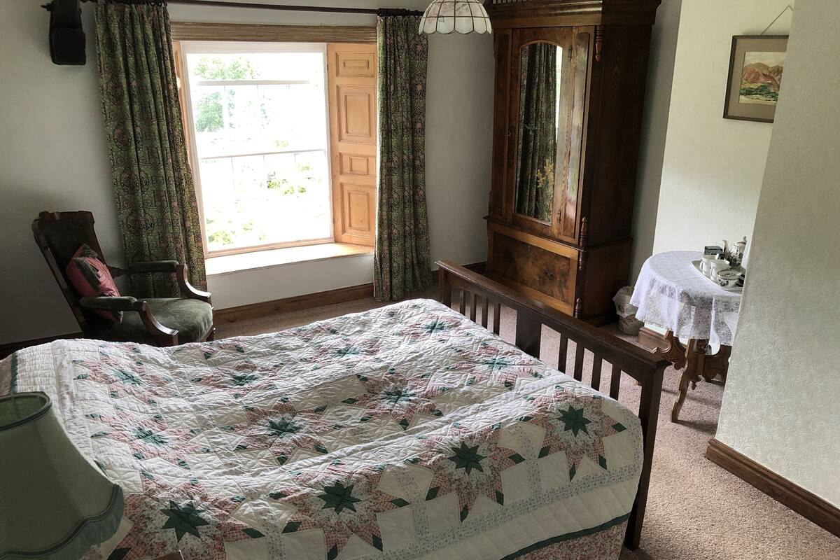 Double Room, Private Bathroom | Individually decorated, individually furnished, bed sheets