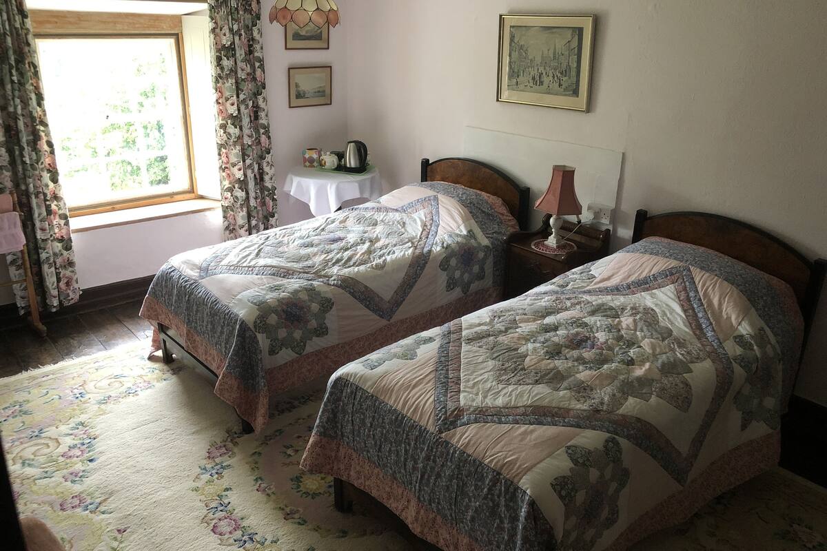 Twin Room, Shared Bathroom | Individually decorated, individually furnished, bed sheets
