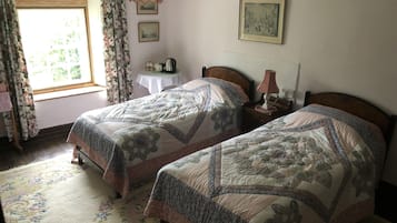 Twin Room, Shared Bathroom | Individually decorated, individually furnished, bed sheets