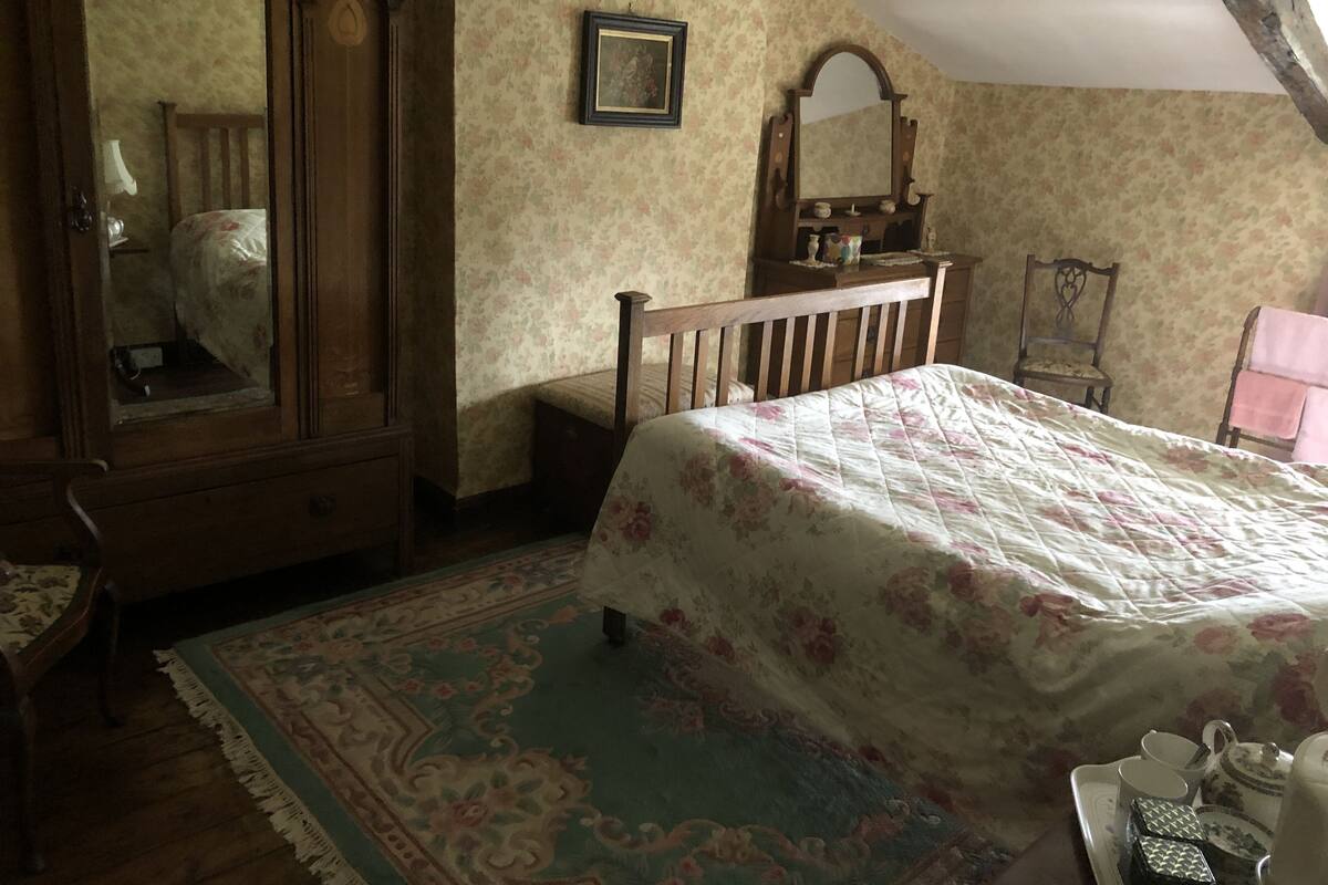Double Room, Shared Bathroom | Individually decorated, individually furnished, bed sheets
