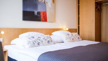 Double or Twin Room | Hypo-allergenic bedding, soundproofing, iron/ironing board, free WiFi