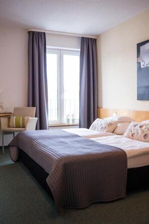 Double or Twin Room | Hypo-allergenic bedding, soundproofing, iron/ironing board, free WiFi - Hotel am Kellhof (Hilzingen)