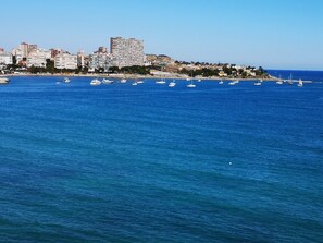 Sur la plage, chaise longue, serviettes de plage