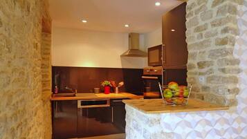 Réfrigérateur, micro-ondes, four, plaque de cuisson