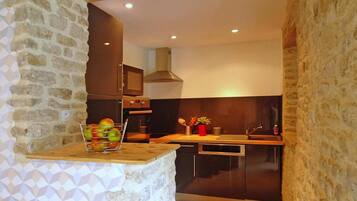 Een koelkast, een microgolfoven, een oven, een kookplaat