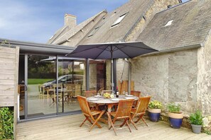 Outdoor dining - Country House in Normandy near D-Day Beaches (Brucheville)