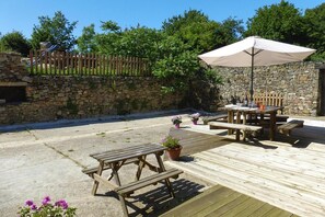 Outdoor dining - Manor near Mont St. Michel and Contentin Beaches (Saint-Lô-d'Ourville)