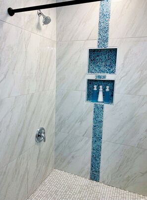 Dusche, Haartrockner, Handtücher, Seife
