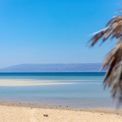 Privat strand, vit sandstrand och 2 strandbarer