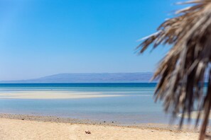 Privatstrand, weißer Sandstrand, 2 Strandbars