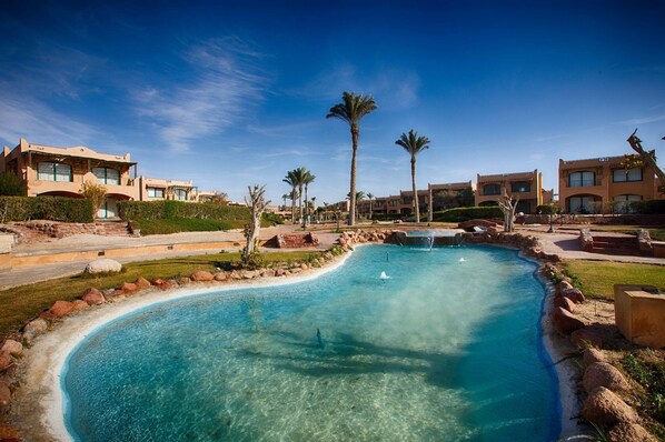 Una piscina al aire libre