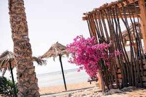 Privatstrand, weißer Sandstrand, 2 Strandbars