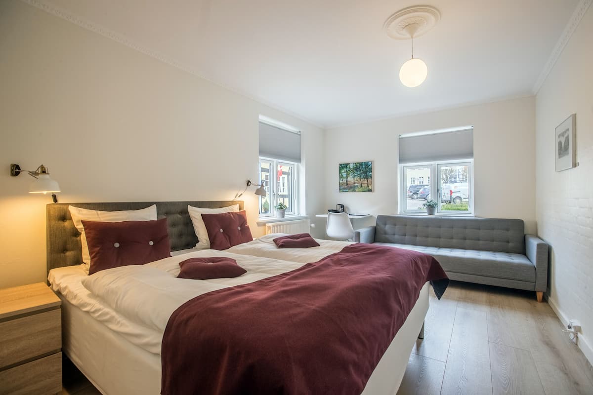 Comfort kamer (CD) | Individueel gedecoreerd, individueel gemeubileerd, een laptopwerkplek
