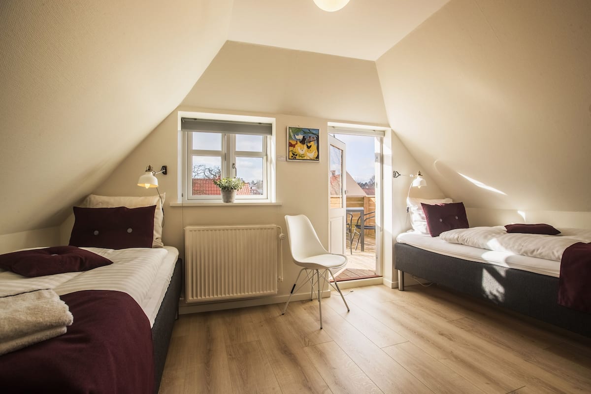 Twin kamer (TB) | Individueel gedecoreerd, individueel gemeubileerd, een laptopwerkplek