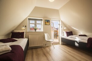 Habitación con 2 camas individuales (TB) | Espacio para trabajar con un portátil y tabla de planchar con plancha