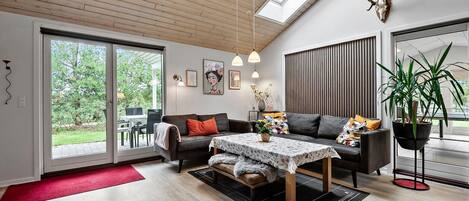 Een televisie, een dvd-speler, tafelvoetbal en een tafeltennistafel