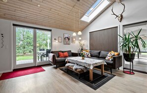 تلفزيون، مشغل دي في دي، كرة قدم الطاولة، تنس طاولة