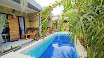 Piscina externa, espreguiçadeiras